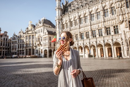 Frau isst belgische Waffel in BrÃ¼ssel