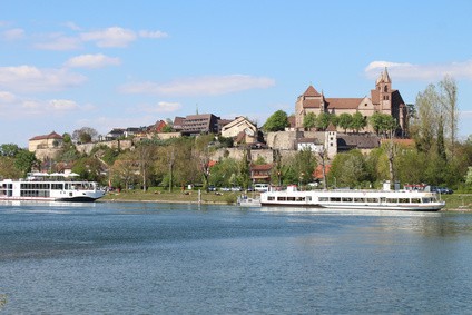 Breisach mit Blick vom Rhein zur Festung