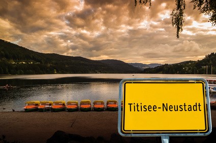 Titisee-Neustadt im Schwarzwald mit Ortsschild